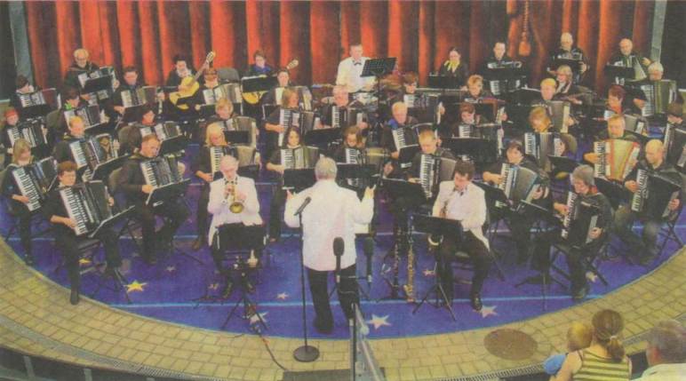 Festliches Adventskonzert mit Akkordeonorchester